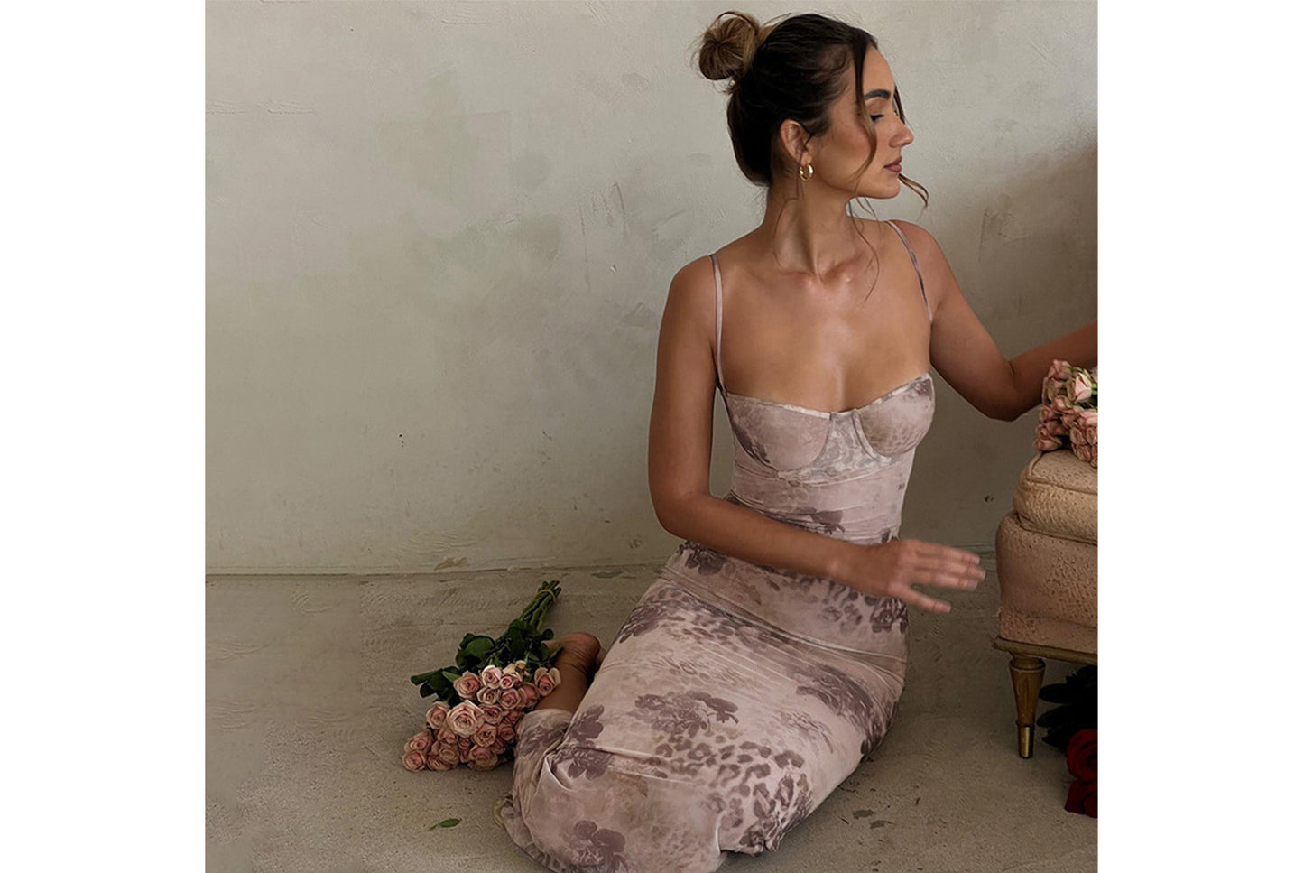 **Floral Print Maxi Dress with a Slim Fit and Waist**