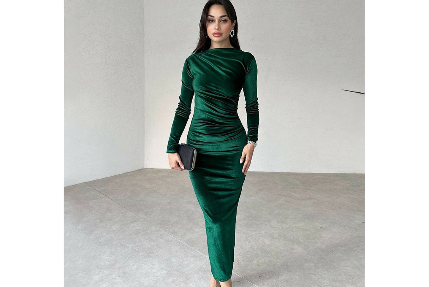 **Pleated Crew Neck Long-Sleeved Dress**
