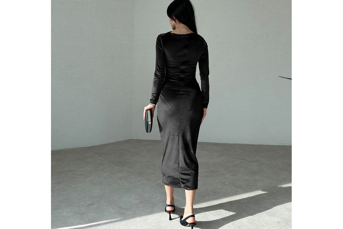**Pleated Crew Neck Long-Sleeved Dress**