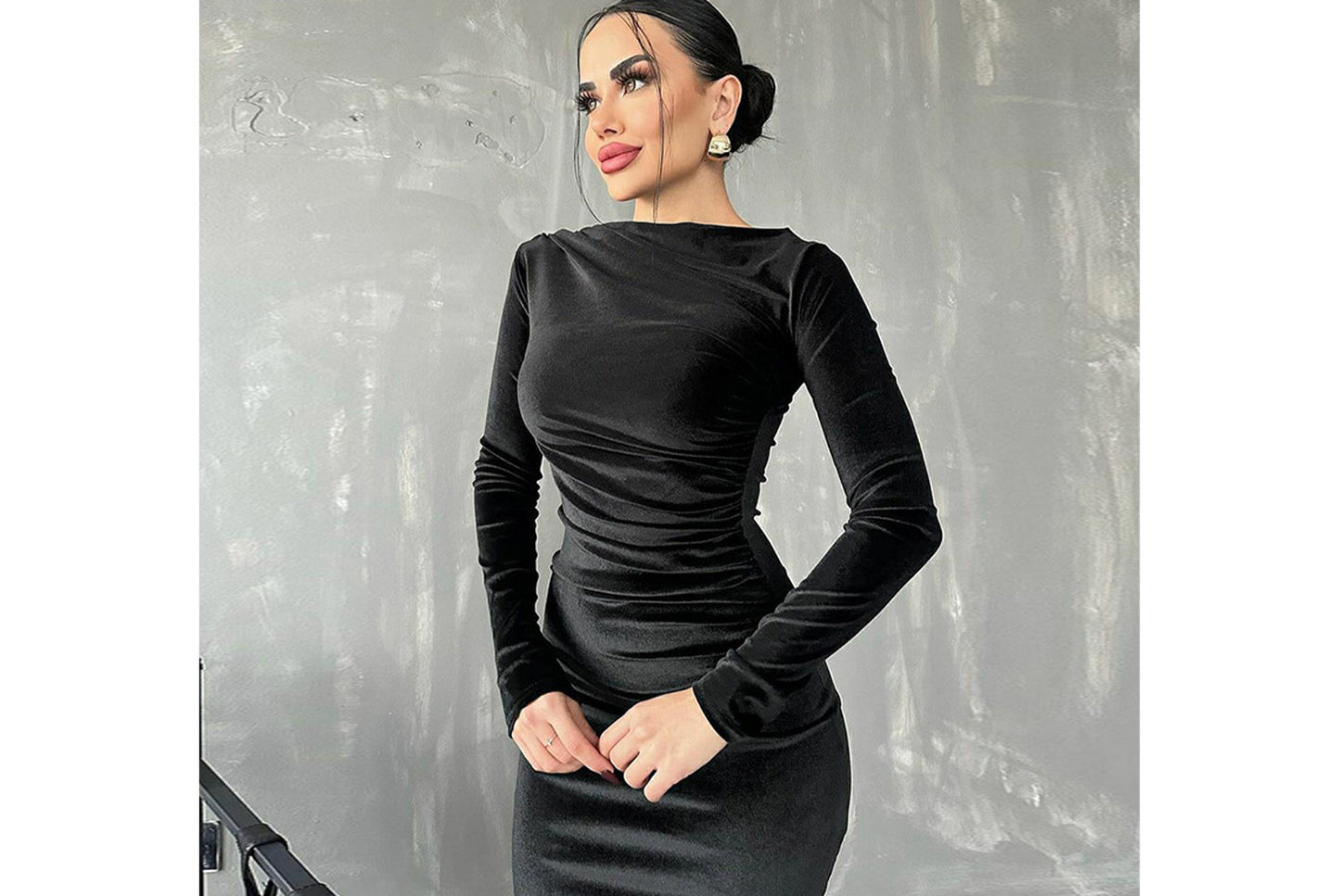 **Pleated Crew Neck Long-Sleeved Dress**