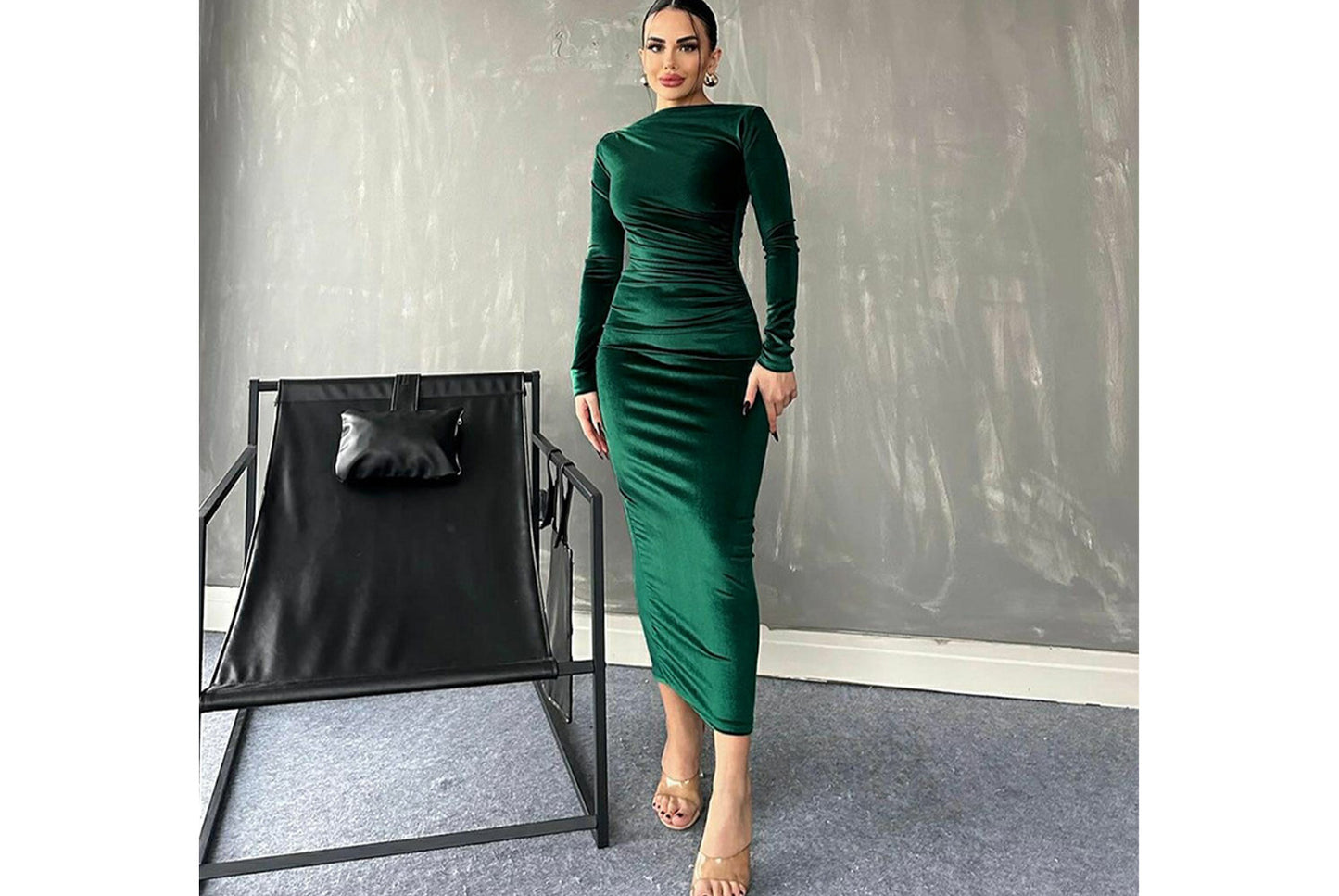 **Pleated Crew Neck Long-Sleeved Dress**
