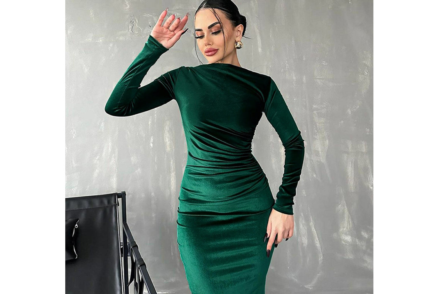 **Pleated Crew Neck Long-Sleeved Dress**