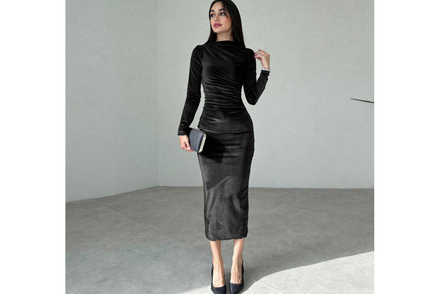 **Pleated Crew Neck Long-Sleeved Dress**
