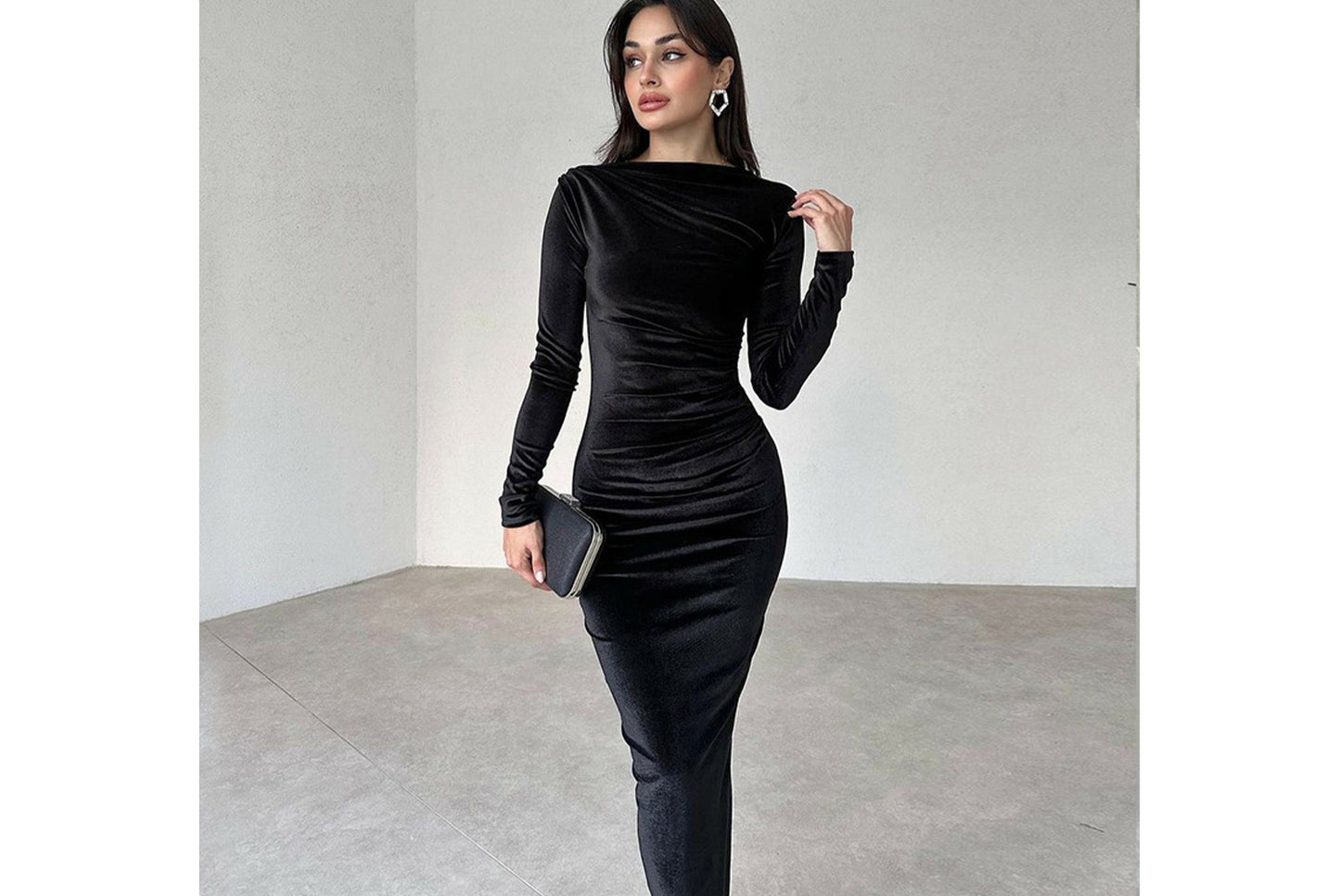 **Pleated Crew Neck Long-Sleeved Dress**