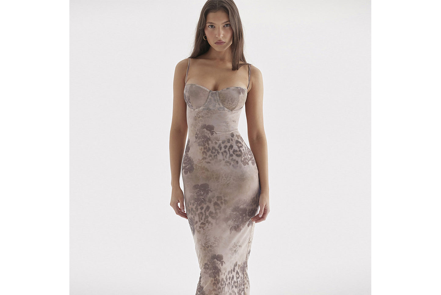 **Floral Print Maxi Dress with a Slim Fit and Waist**
